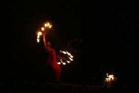 Płomienie symbolizować mają zwiewne, czerwone, odpowiednio podświetlone szaty wiedźm tańczących w finałowej scenie.