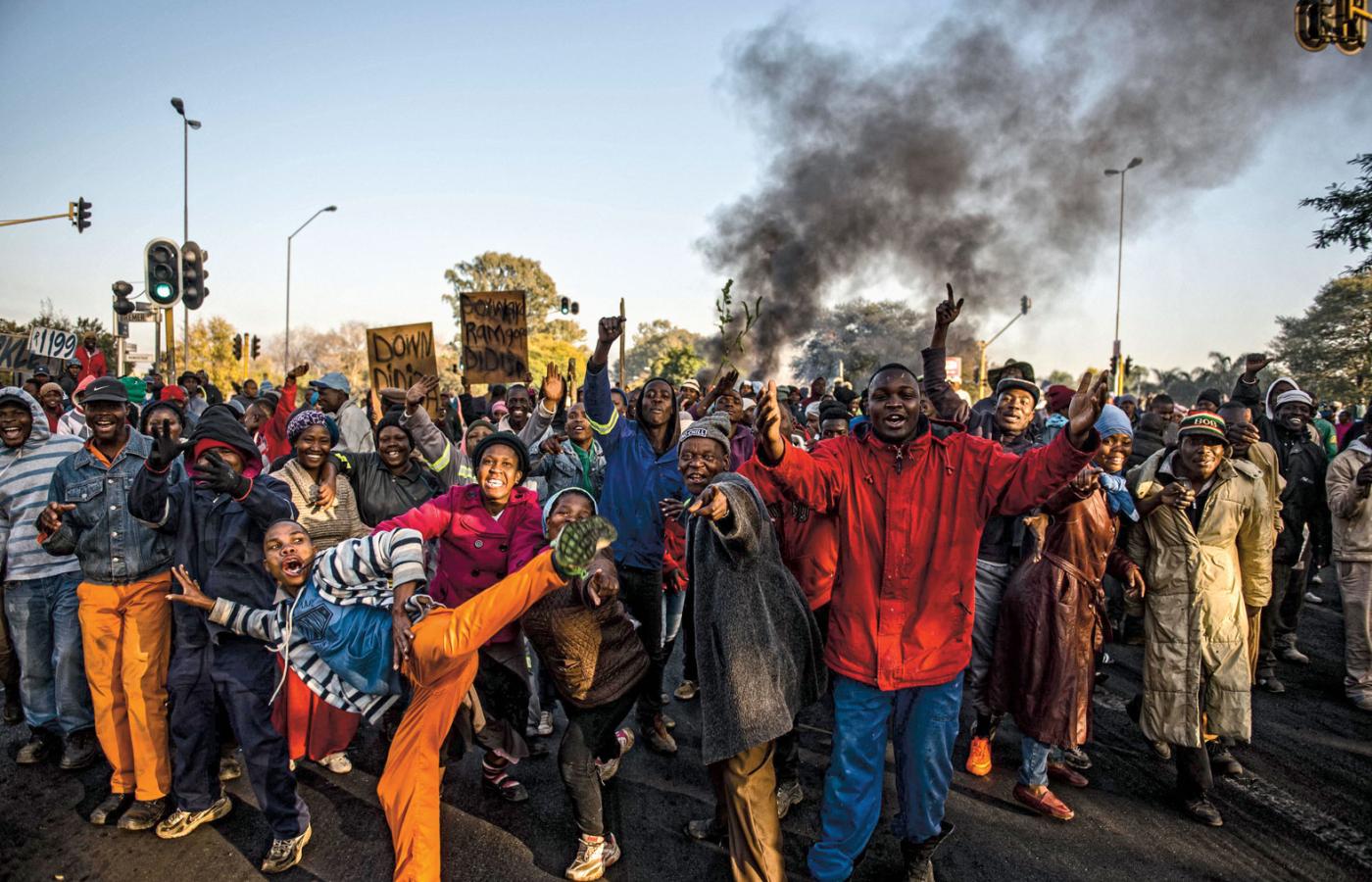 Mieszkańcy Tshwane w RPA zbudowali barykady i palili autobusy na ulicach miasta,
gdy Afrykański Kongres Narodowy ogłosił swojego kandydata na burmistrza.