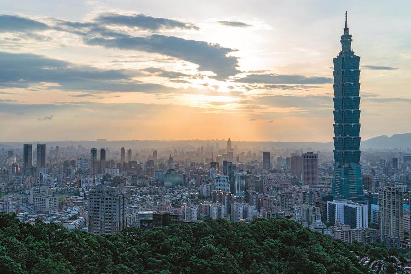 Atutem wyspy wciąż jest nowoczesna infrastruktura. Stołeczny wieżowiec Taipei 101 (509,2 metrów wysokości).