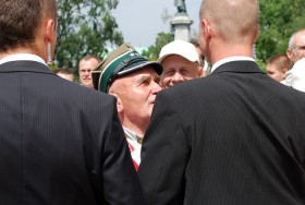 (Panowie, no, kombatanta nie wpuścicie?)