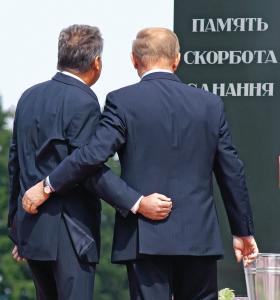 Prezydent Aleksander Kwaśniewski i Leonid Kuczma pod pomnikiem pojednania polsko-ukraińskiego, 2003 r.