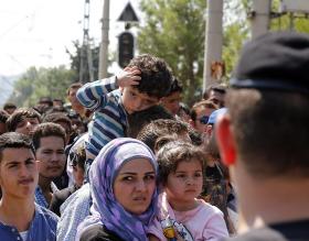 Komisja Europejska apeluje o przyspieszenie relokacji uchodźców.