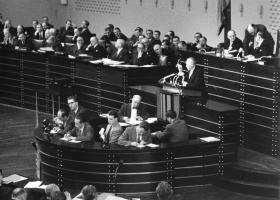 Przedstawienie treści traktatów paryskich przez kanclerza Konrada Adenauera w Bundestagu, 25 lutego 1955 r.