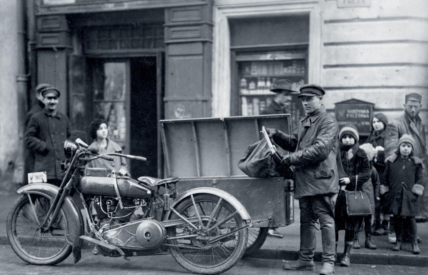 Skrzynia pocztowa na motocyklu Harley Davidson. Luty 1926 r.