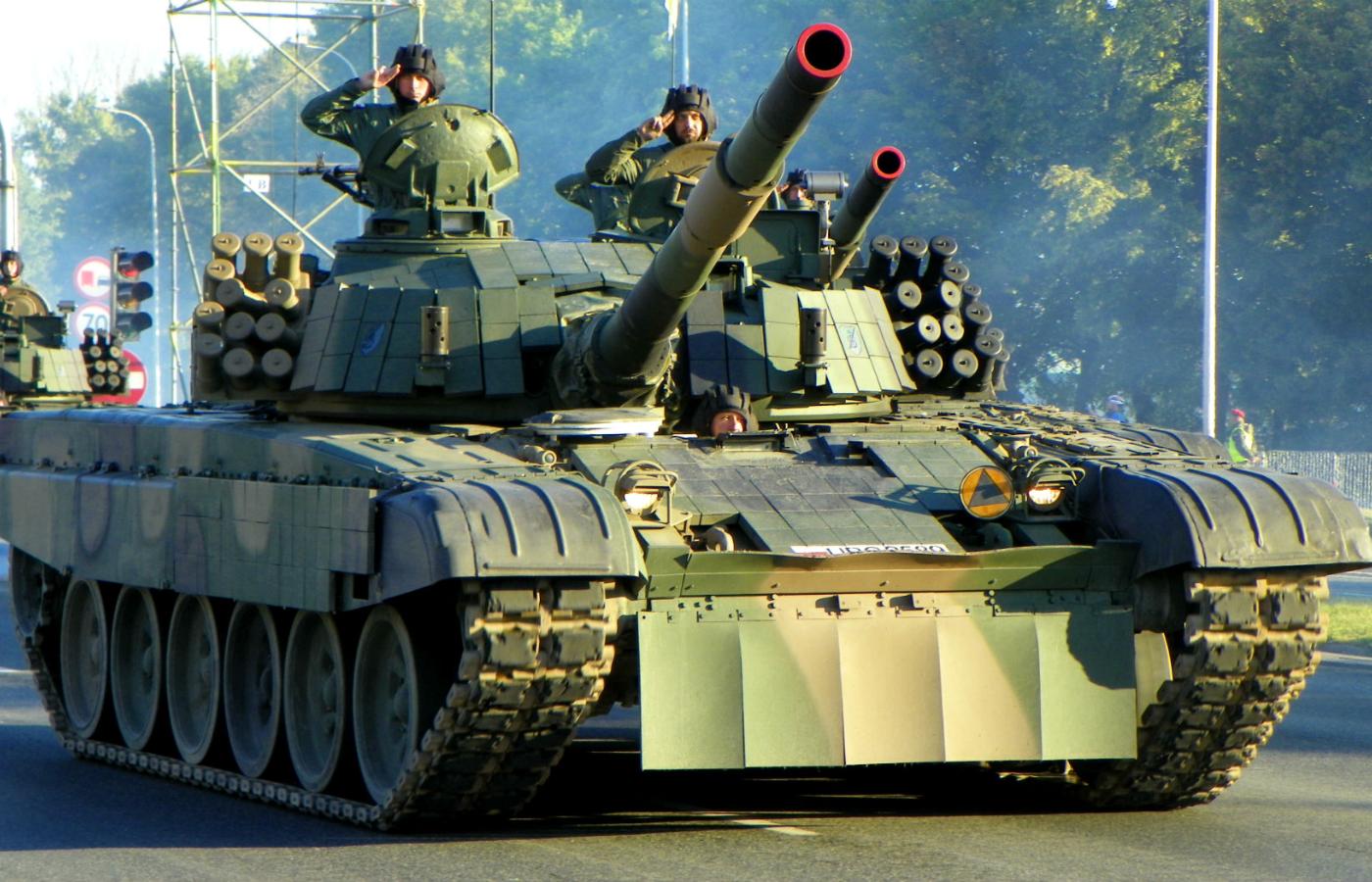 Czołg PT-91 Twardy – polska modernizacja T-72 z lat 90., jeden z czterech typów czołgów używanych w Wojsku Polskim. Charakterystyczny „siwy dym” wydechu świadczy o prawidłowej pracy silnika.