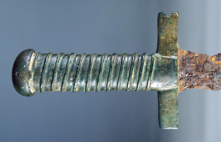 Miecze wykonywano też niekiedy techniką łączenia żelaza i brązu.VIII w. p.n.e.
