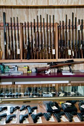 W 2011 r. posłowie wprowadzili zapis, by starający się o broń wykazywał „istnienie ponadprzeciętnego realnego zagrożenia życia, zdrowia lub mienia”, co praktycznie zamknęło dostęp obywateli do broni do ochrony osobistej.