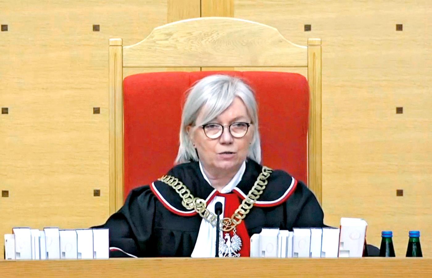 Julia Przyłębska w sali rozpraw Trybunału Konstytucyjnego. Mimo że sześciu sędziów podważa jej prezesurę, w sprawie Kamińskiego i Wąsika udało jej się zebrać tzw. pełny skład.
