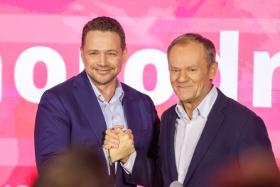 Jedni tylko żartują, ale inni naprawdę wierzą, że Tusk z Trzaskowskim u władzy zabronią jeść mięso, skonfiskują samochody, zabiorą 500 plus, podniosą wiek emerytalny i zezłomują wszystkich Janów Pawłów II spod kościołów.