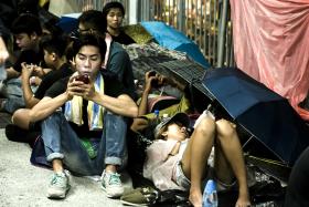 Podobnie jak w przypadku innych protestów z ostatnich lat, zebrani na ulicach Hongkongu komunikują się na bieżąco poprzez internet.