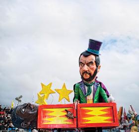 Kukła przedstawiająca Matteo Salviniego – parada karnawałowa w Viareggio.