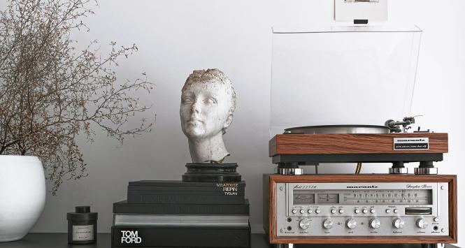 Głowa rzeźby ogrodowej przywieziona z targu staroci w Paryżu i odrestaurowane, ujęte w kasety retro sprzęty: wzmacniacz, adapter i odtwarzacz CD marki Marantz, z lat 80.