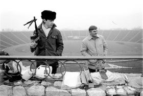 Stadion zmieniał się wraz z naszą częścią świata. Znana nam balustrada na koronie stadionu – oraz handlujący goście z dawnego ZSRR. Marzec 1991 r.  Epoka łóżek polowych i szczęk.