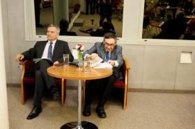 Redaktor naczelny Jerzy Baczyński, prowadzący Galę, oraz Marian Turski w oczekiwaniu na wejście na scenę.