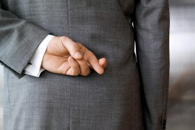 „Wszystkie programy łączy też to, że ich autorzy starannie omijają temat, komu by tu coś zabrać. Po co narażać się bogatym rolnikom, górnikom, policjantom, postulując odebranie im nienależnych przywilejów?”