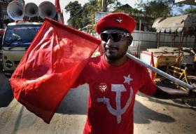Zwolennik komunistów podczas demonstracji w stanie Tripura.