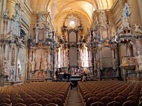 Wnętrze barokowego kościoła św. Katarzyny w Wilnie, obecnie remontowane.