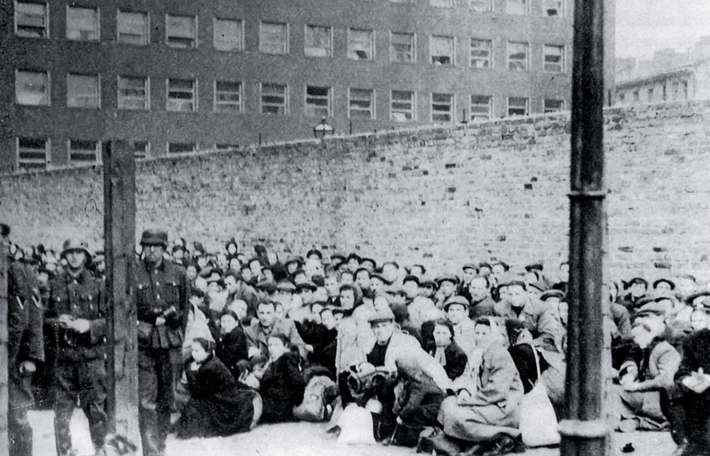 Mieszkańcy getta spędzeni na Umschlagplatz, 1942 r.