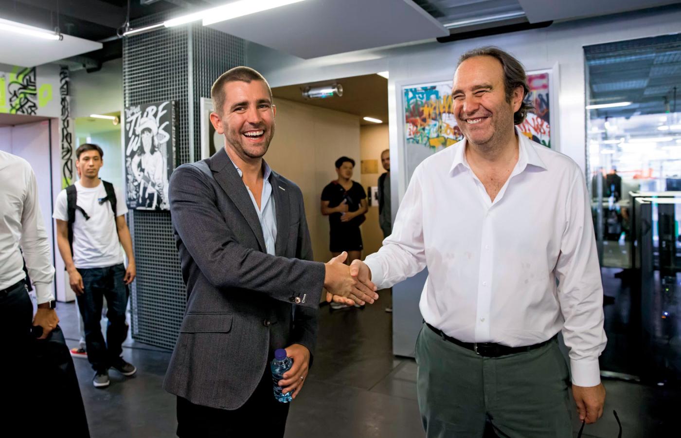 Chris Cox z Facebooka (z lewej) i Xavier Niel, jeden z założycieli prywatnej szkoły Ecole 42, która przygotowuje mistrzów programowania.