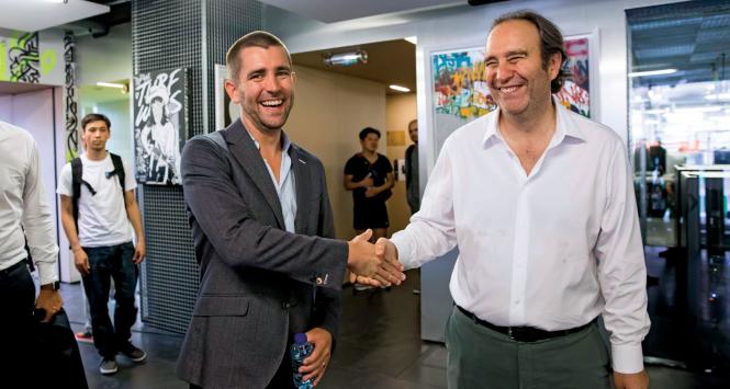 Chris Cox z Facebooka (z lewej) i Xavier Niel, jeden z założycieli prywatnej szkoły Ecole 42, która przygotowuje mistrzów programowania.