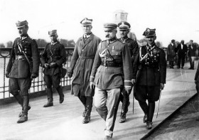 Józef Piłsudski w otoczeniu oficerów, przed spotkaniem z prezydentem Stanisławem Wojciechowskim na moście Poniatowskiego.