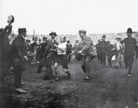 Włoch Dorando Pietri potrzebował pomocy, by dotrzeć do mety maratonu, choć na stadion wbiegł jako pierwszy.