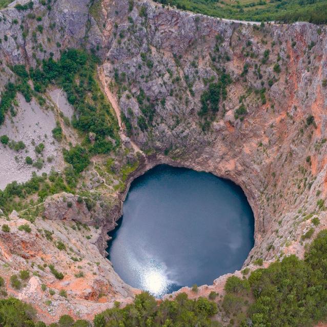 Crveno Jezero (Jezioro Czerwone) – lej krasowy w Chorwacji (głębokość 530 m).