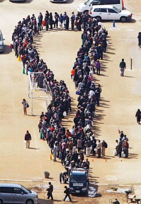 Kolejka po paliwo w Hitachi. Kataklizm dotyka wszystkich mieszkańców nie tylko tam, gdzie zatrzęsła się ziemia bądź wdarła woda.