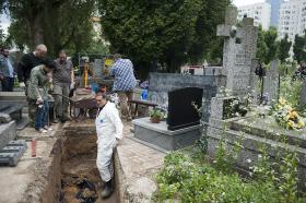Prace ekshumacyjne Instytutu Pamięci Narodowej prowadzone przez zespół prof. Krzysztofa Szwagrzyka na cmentarzu na Służewie.