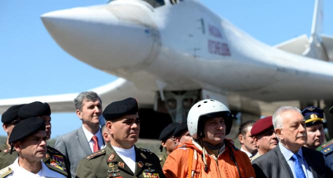 Rosyjskie bombowce przyleciały do Wenezueli na wspólne manewry. Na zdjęciu minister obrony Wenezueli Vladimir Padrino (drugi od lewej) w otoczeniu rosyjskich pilotów, grudzień 2018 r.