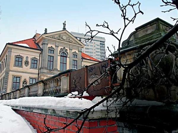 Zamek Ostrogskich. Czeka go gruntowny remont, osuszanie i zaadaptowanie lochów, no i stworzenie ekspozycji z prawdziwego zdarzenia.