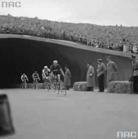 Nagrodą był finisz na lekkoatletycznej bieżni przy ogłuszającym dopingu z trybun. Oraz runda honorowa z wieńcem zwycięstwa.