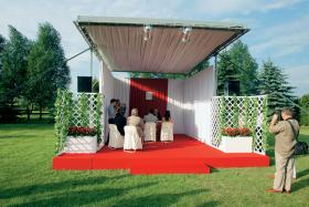 Plenerowy ślub w Łomiankach