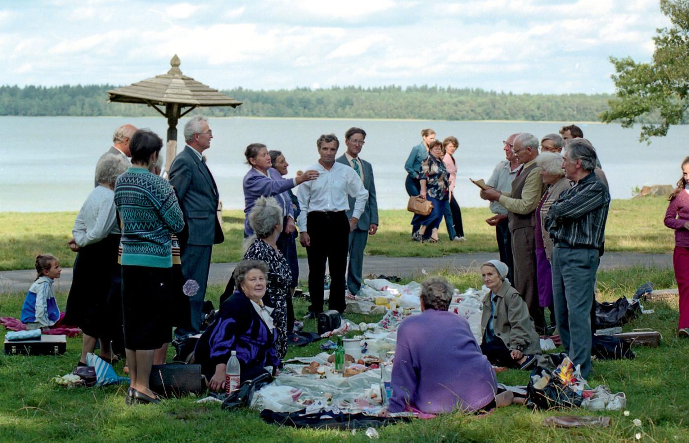 200-lecie urodzin Adama Mickiewicza (1998 r.), grupa białoruskich Polaków nad jeziorem Świteź wspólnie czyta „Ballady i romanse” z wydania z 1927 r.