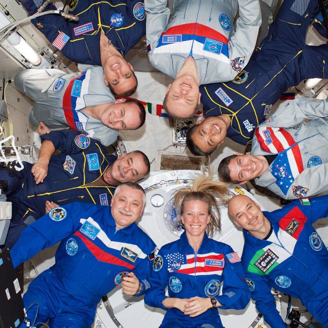 Na zdjęciu zgodnie z ruchem wskazówek zegara (od dołu po prawej): Luca Parmitano z Europejskiej Agencji Kosmicznej i Karen Nyberg z NASA (inżynierowie z ekspedycji 37), Fiodor Jurczichin (dowódca ekspedycji 37.), Michaił Tyurin oraz Sergey Riazanskiy i Rick Mastracchio z NASA (inżynierowie ekspedycji 38.), Oleg Kotow (dowódca ekspedycji 38.), Koichi Wakata (Japan Aerospace Exploration Agency) i Michael Hopkins z NASA (inżynierowie ekspedycji 38).