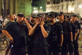Policjanci przygotowujący się do interwencji w trakcie demonstracji w obronie polskiego sądownictwa na Krakowskim Przedmieściu