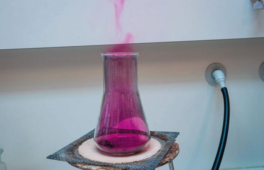 Fluorowce są niezwykle barwne – na zdj. intensywnie fioletowe opary podgrzanego jodu.
