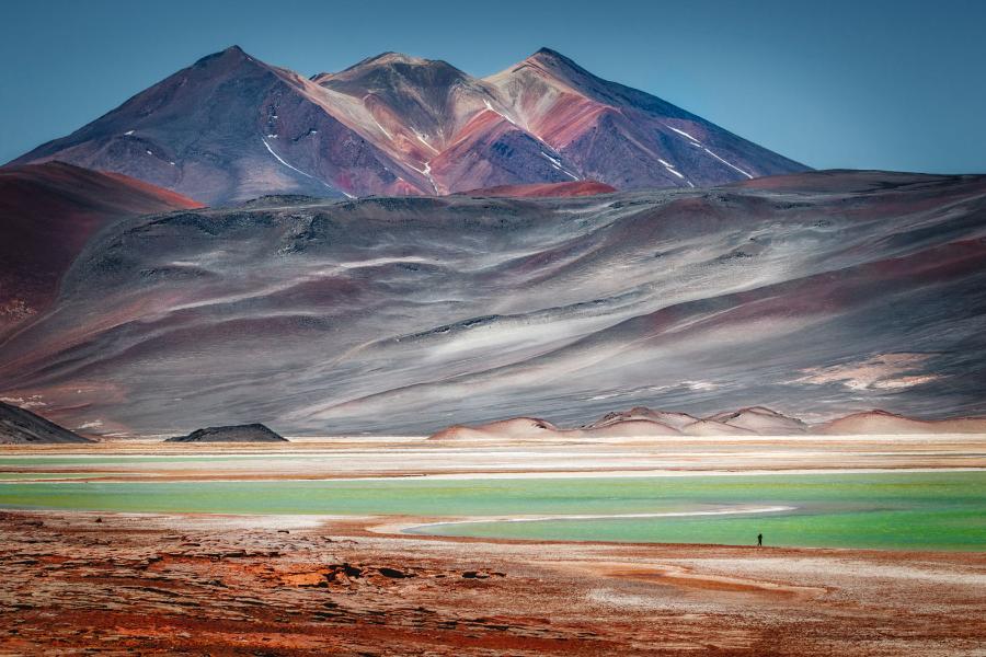 Wulkan Caichinique nad solniskiem Salar de Talar. Region Antofagasta. Płaskowyż Puna de Atacama.