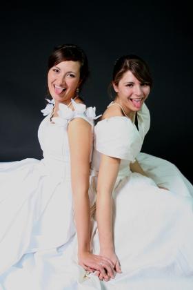 Poszukując wyjaśnień, dlaczego poczucie własnej orientacji seksualnej może się zmieniać w zależności od etapu życia i okoliczności, ukuto termin: plastyczna seksualność.