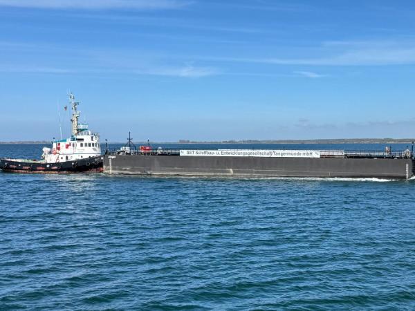 Barka, która ma przetransportować wyrzuconego na brzeg humbaka z Morza Bałtyckiego do Morza Północnego, podpływa do wyspy Poel, niedaleko Wismaru w Niemczech. 27 kwietnia 2026 r.