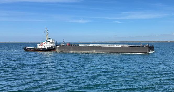 Barka, która ma przetransportować wyrzuconego na brzeg humbaka z Morza Bałtyckiego do Morza Północnego, podpływa do wyspy Poel, niedaleko Wismaru w Niemczech. 27 kwietnia 2026 r.