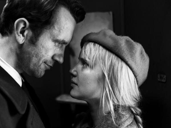 Joanna Kulig i Tomasz Kot grają wielką miłość w ciasnym, czarno-białym kadrze.