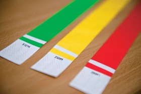 Opaski dla pacjentów z gdańskiego szpitala. Kolor czerwony – nie może czekać, żółty – dla stanów pośrednich, czas oczekiwania 1 godz., zielony – przepuszcza czerwonych i żółtych.