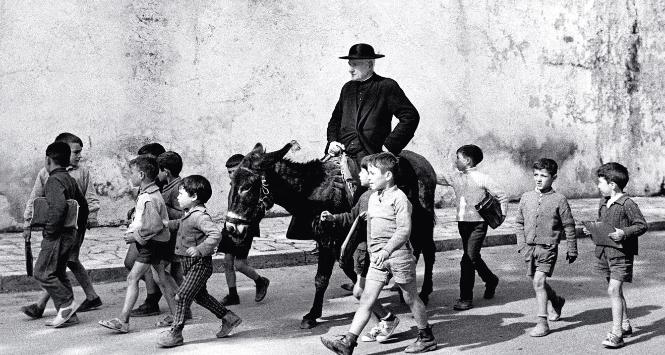 Katolicki duchowny i jego uczniowie, Grenada, Andaluzja, 1962 r.