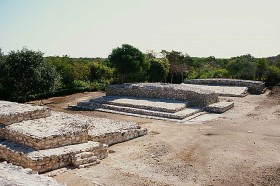 Zrekonstruowane pozostałości platform ceremonialnych, placów i boisk na wyspie Jaina w Meksyku.