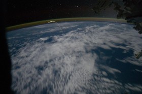 Niezykłe ujęcie wykonane przez 28 załogę na Międzynarodowej Stacji Kosmicznej (ISS). To ostatni  prom Atlantis wracający na Ziemię.