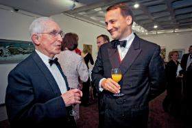 Franciszek Kornicki, ppłk pilot PSP w Wielkiej Brytanii, pilot dywizjonów 307, 303, 315 i dowódca 308, a później 317, po wojnie służył w RAF i pracował w ministerstwie obrony Wielkiej Brytanii; na fotografii z Radosławem Sikorskim z okazji otwarcia wystawy w muzeum RAF w Londynie, wrzesień 2011 r.