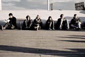 Każdy z kilkudziesięciu uczestników ”flashmoba” na znak inaugurujący otworzył przyniesioną książkę i oddał się cichej lekturze przez pół godziny.