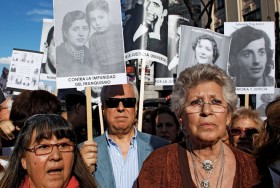 Madryt, wiec poparcia dla Baltazara Garzona. Po prawej: znana w Hiszpaii aktorka Pilar Bardem (matka zdobywcy Oscara Javiera Bardema).