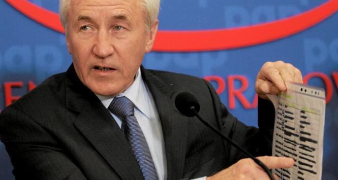 Edmund Klich, szef Państwowej Komisji Badania Wypadków Lotniczych podczas jednego z licznych spotkań z dziennikarzami